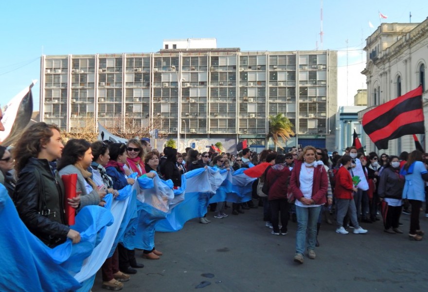 AIM: Multitudinaria marcha de docentes ratificó la lucha y se declaró en estado de movilización permanente