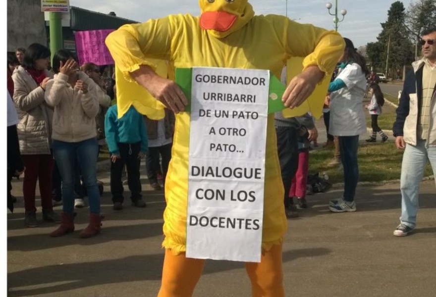 Entre Ríos Ahora: De un Pato a otro Pato: la hilarante protesta docente a Scioli en Gualeguayhú