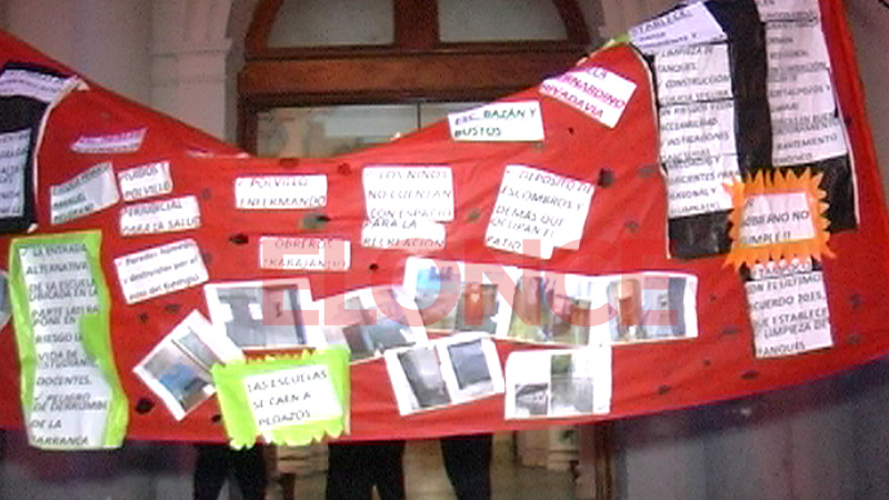 Agmer Paraná exhibió situación edilicia de escuelas frente a Casa de Gobierno